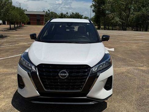 Used 2023 Nissan Kicks SR w/ SR Premium Package FWD image 11