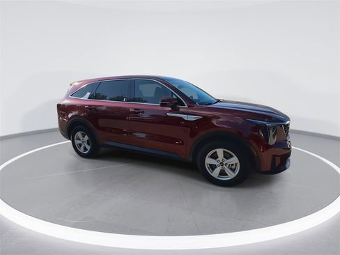 Used 2025 Kia Sorento LX image 2