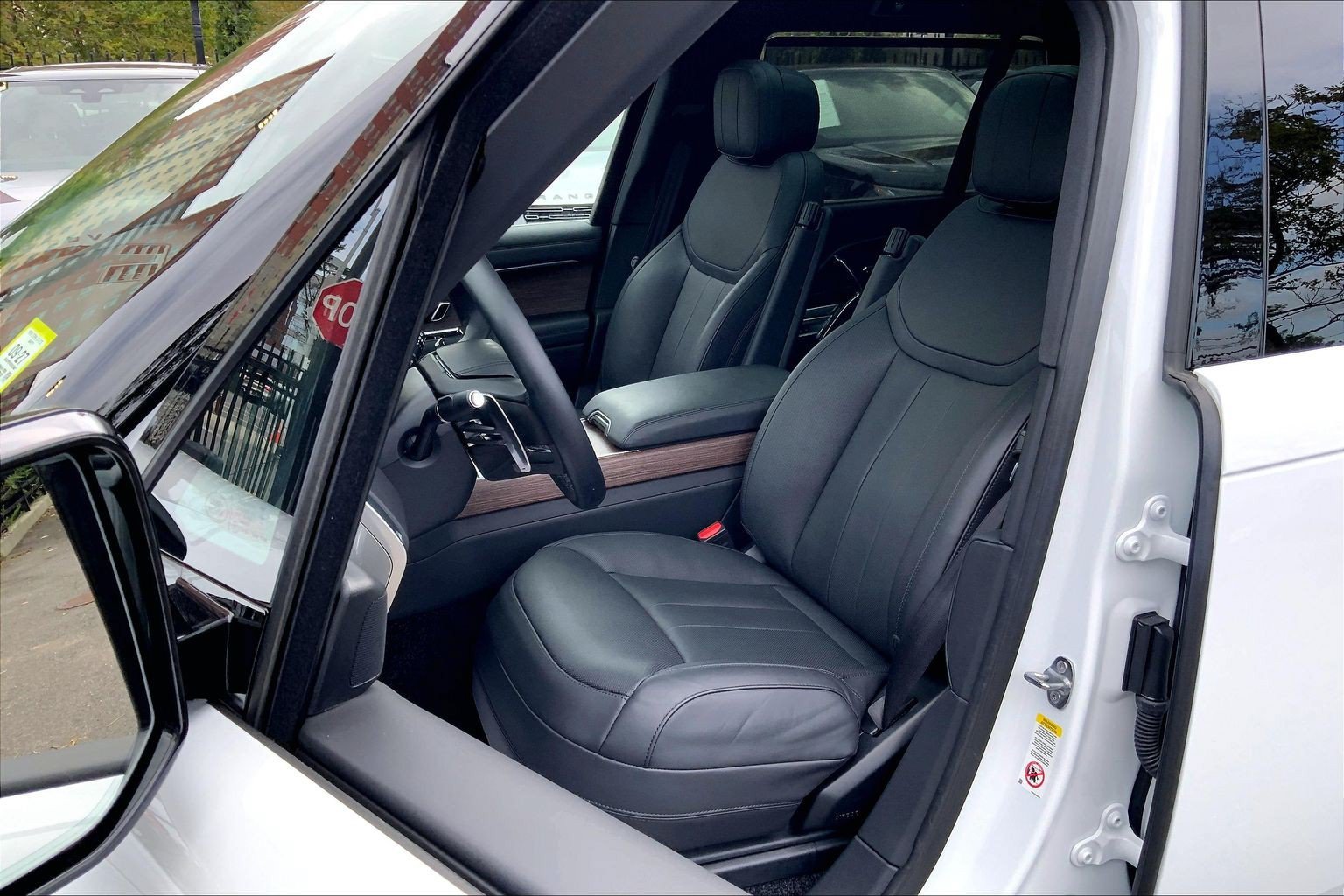 Certified 2026 Land Rover Range Rover Long Wheelbase SE AWD/4WD image 7