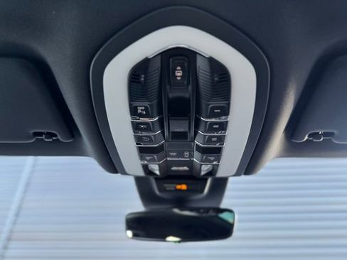 Certified 2025 Porsche Macan AWD/4WD image 26