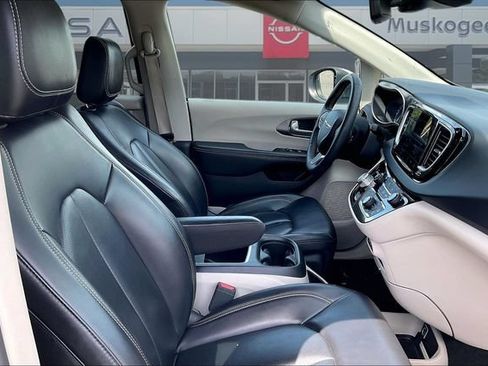 Used 2023 Chrysler Pacifica Touring-L FWD image 27