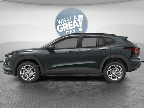 Used 2026 Chevrolet Trax LT w/ Driver Confidence Package FWD image 2
