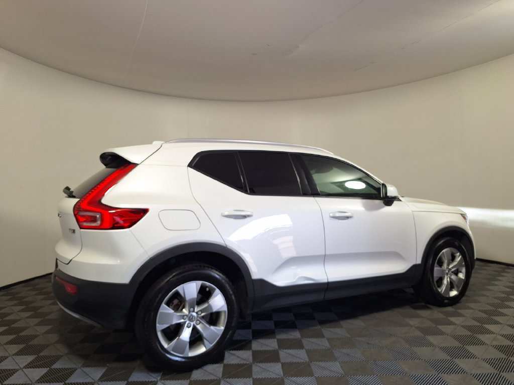 Used 2022 Volvo XC40 T5 Momentum AWD/4WD image 5