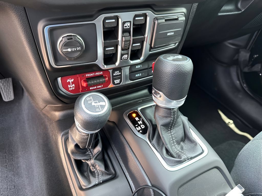 New 2025 Jeep Wrangler Unlimited Rubicon w/ Safety Group AWD/4WD image 31