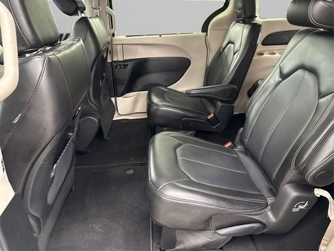Used 2024 Chrysler Pacifica Touring-L image 10