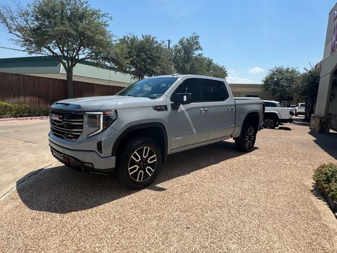Used 2024 GMC Sierra 1500 AT4 w/ Technology Package AWD/4WD image 12