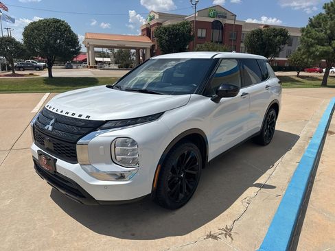Used 2023 Mitsubishi Outlander SE image 4