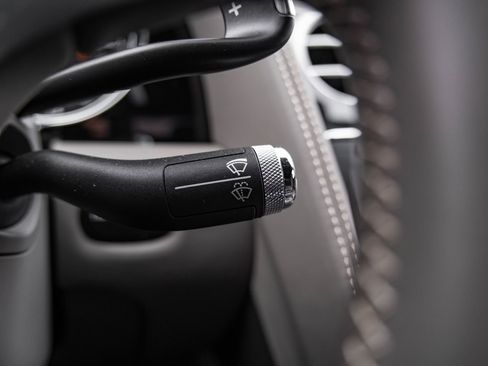 Used 2018 Bentley Flying Spur V8 image 21