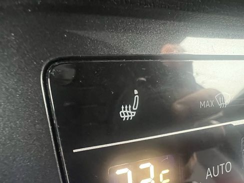 Used 2024 Volkswagen Tiguan SE image 40