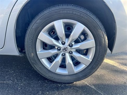 Used 2018 Toyota Corolla LE w/ Carpet Mat Package (TMS) image 32