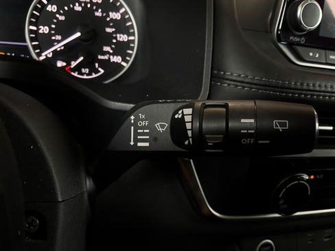 Used 2023 Nissan Rogue S AWD/4WD image 38
