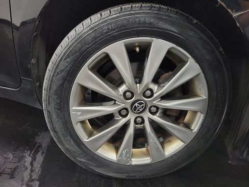 Used 2017 Toyota Camry XLE w/ Moonroof Package FWD image 11