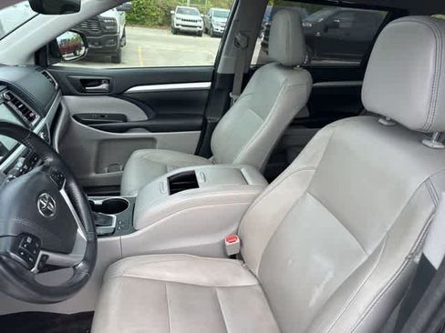 Used 2018 Toyota Highlander XLE image 3