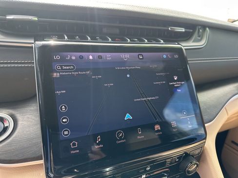 Used 2024 Jeep Grand Cherokee Limited image 17