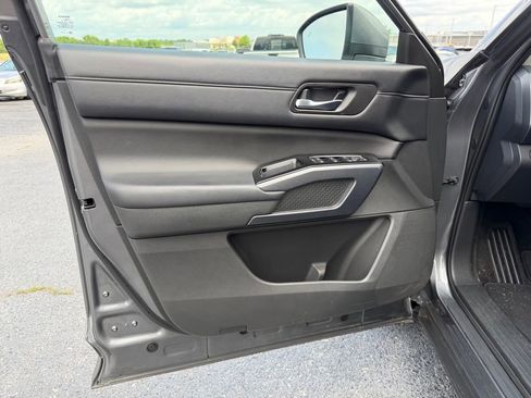 Used 2023 Nissan Pathfinder SL w/ Black Appearance Package FWD image 13