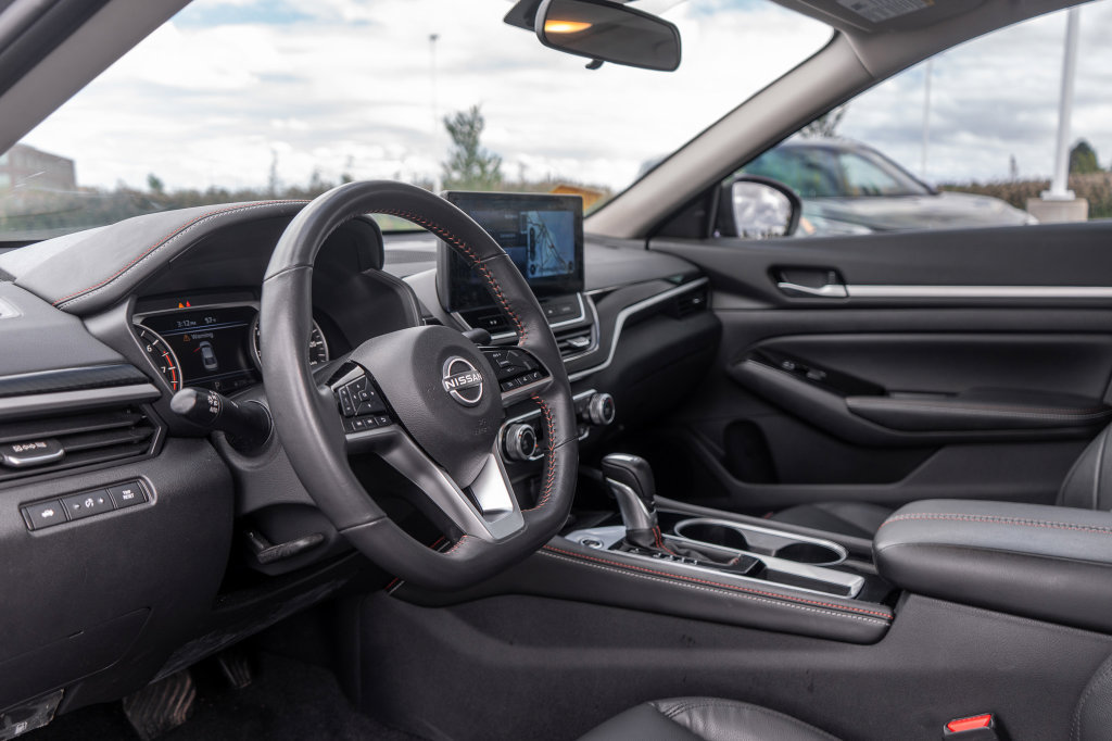 Used 2024 Nissan Altima 2.5 SR w/ SR Premium Package FWD image 19