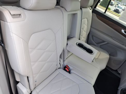Certified 2025 Volkswagen Atlas SE FWD image 12