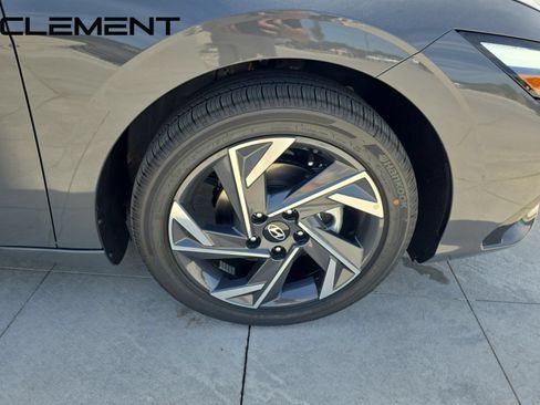 Certified 2025 Hyundai Elantra Limited FWD image 40