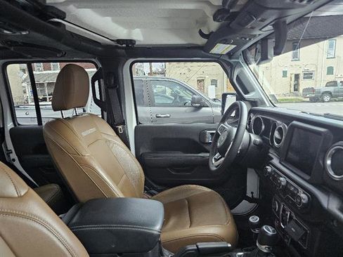 Used 2023 Jeep Gladiator Rubicon w/ Cold Weather Group image 9