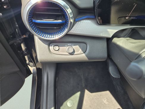 Used 2025 Chevrolet Trax LT w/ LT Convenience Package FWD image 17