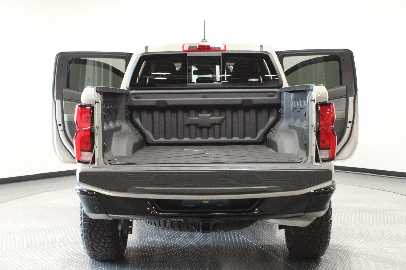 Certified 2026 Chevrolet Colorado ZR2 w/ Technology Package AWD/4WD image 14