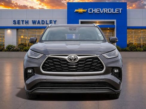 Used 2021 Toyota Highlander XLE AWD/4WD image 2