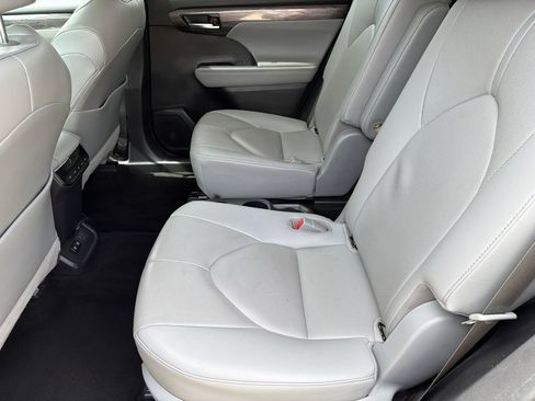 Used 2020 Toyota Highlander Limited FWD image 20