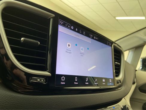 Used 2024 Chrysler Pacifica Touring-L FWD image 32