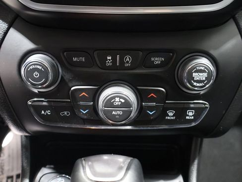 Certified 2021 Jeep Cherokee Latitude Lux w/ Comfort/Convenience Group image 38