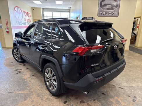 Used 2022 Toyota RAV4 XLE Premium image 8