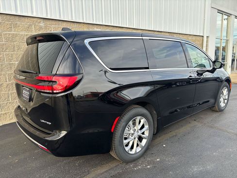 New 2026 Chrysler Pacifica Limited FWD image 3