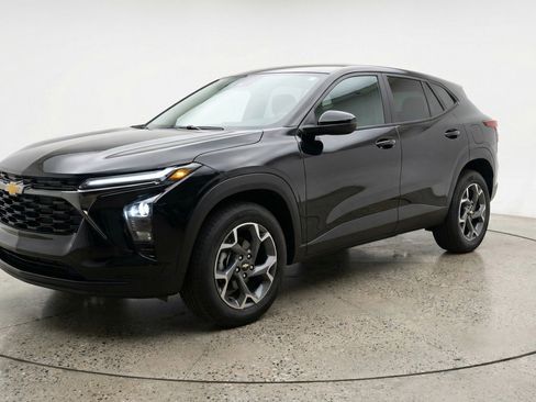 Used 2025 Chevrolet Trax LT FWD image 3