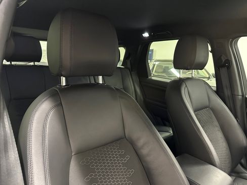 Used 2019 Land Rover Discovery Sport SE image 24