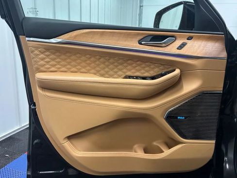 Used 2024 Jeep Grand Cherokee Summit image 9