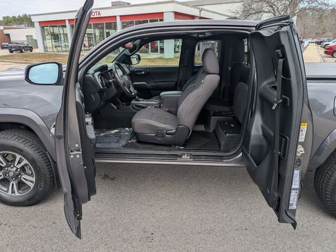 Used 2017 Toyota Tacoma TRD Sport image 18