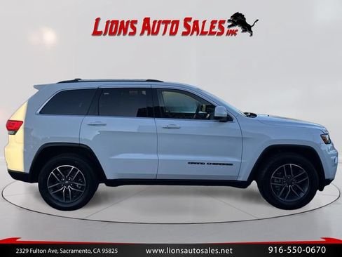 Used 2019 Jeep Grand Cherokee Laredo w/ Laredo X Package RWD image 4