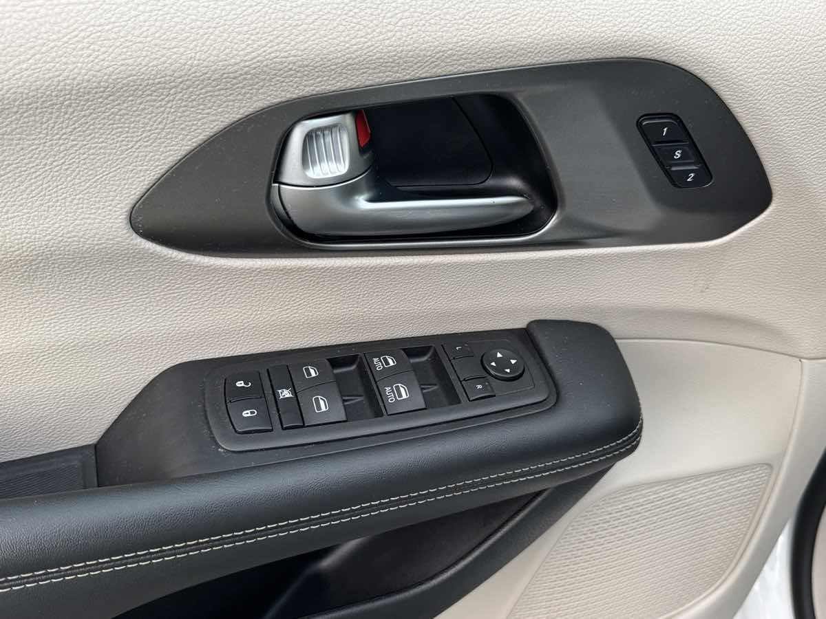 Used 2023 Chrysler Pacifica Touring-L FWD image 28
