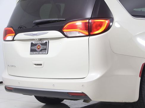 Used 2017 Chrysler Pacifica Touring-L w/ Tire & Wheel Group FWD image 44