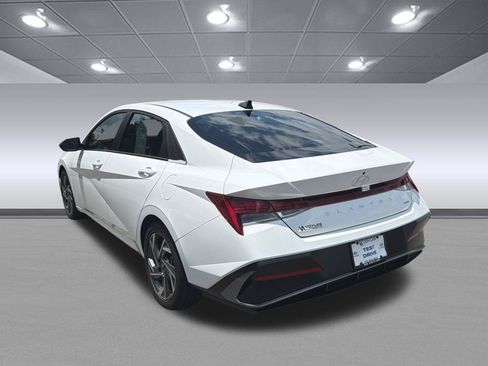 Used 2025 Hyundai Elantra Limited w/ Cargo Package FWD image 9