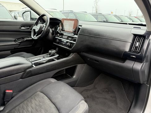 Used 2022 Nissan Pathfinder SV image 39