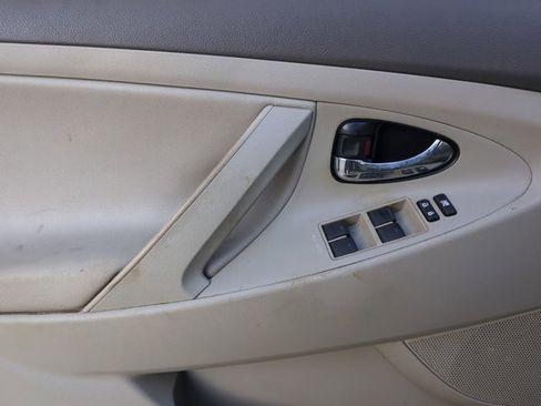 Used 2010 Toyota Camry LE image 11