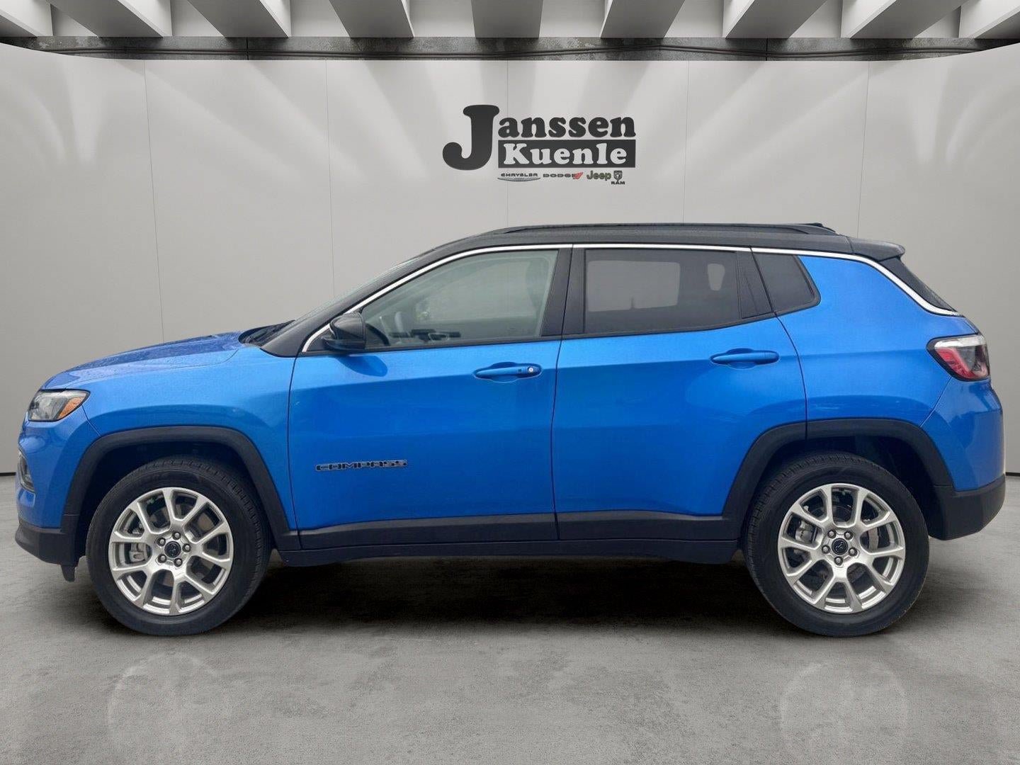 Used 2025 Jeep Compass Limited AWD/4WD image 2