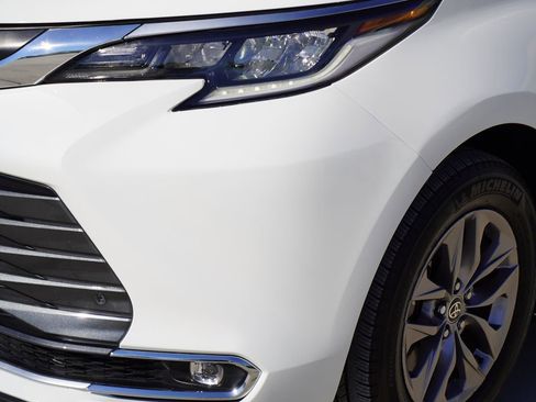 Used 2021 Toyota Sienna LE image 2