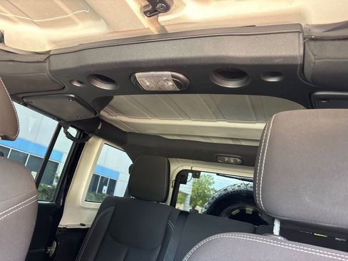 Used 2017 Jeep Wrangler Unlimited Rubicon w/ Connectivity Group image 19