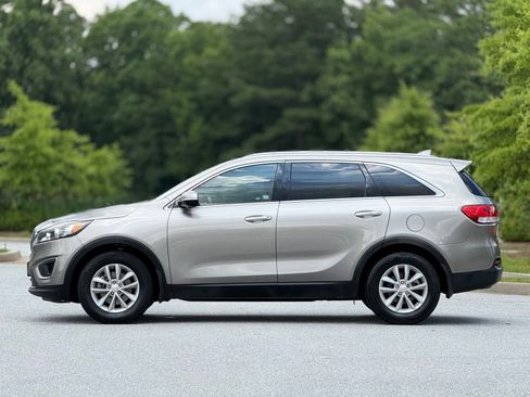 Used 2016 Kia Sorento FWD image 9