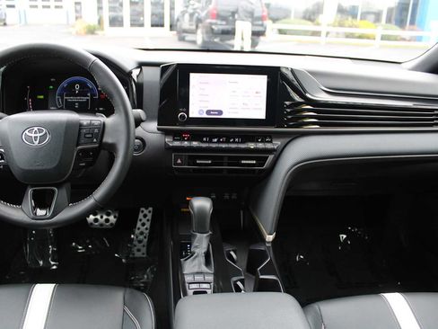 Used 2025 Toyota Camry LE image 12