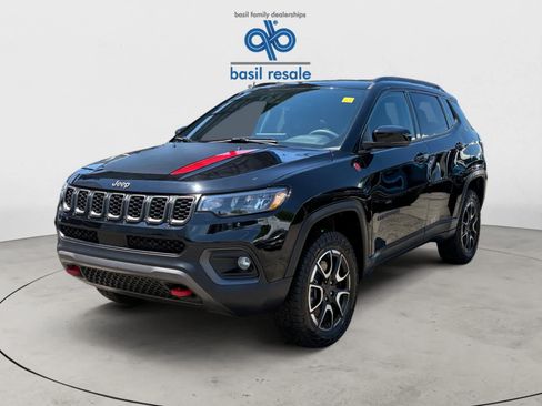 Used 2025 Jeep Compass Trailhawk AWD/4WD image 2