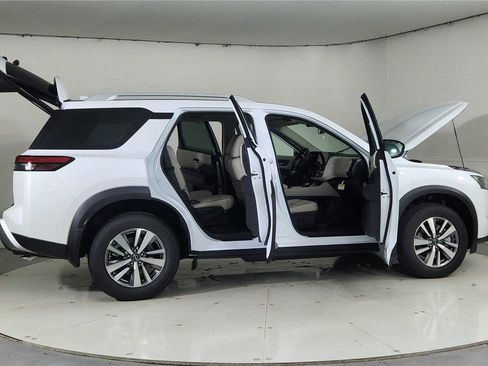Used 2025 Nissan Pathfinder SL w/ Black Appearance Package image 12