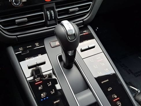 Certified 2026 Porsche Macan AWD/4WD image 19