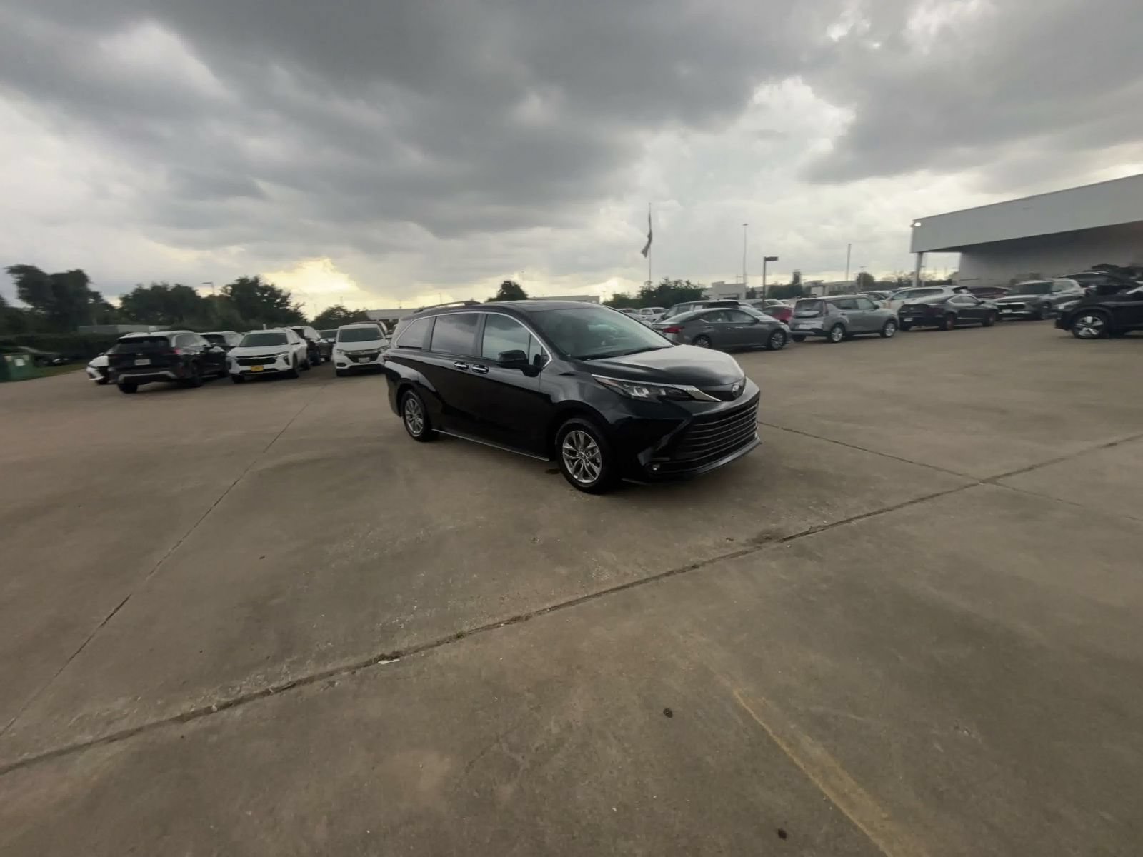 Used 2025 Toyota Sienna XLE FWD image 2